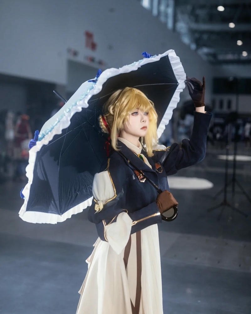 Nhân vật Violet Evergarden thể hiện thần thái thanh tao