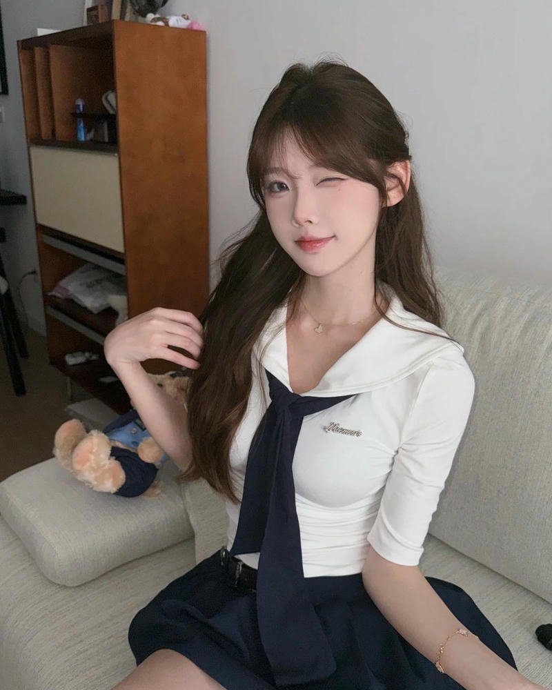 Nữ sinh trong tạo hình cosplay tươi sáng