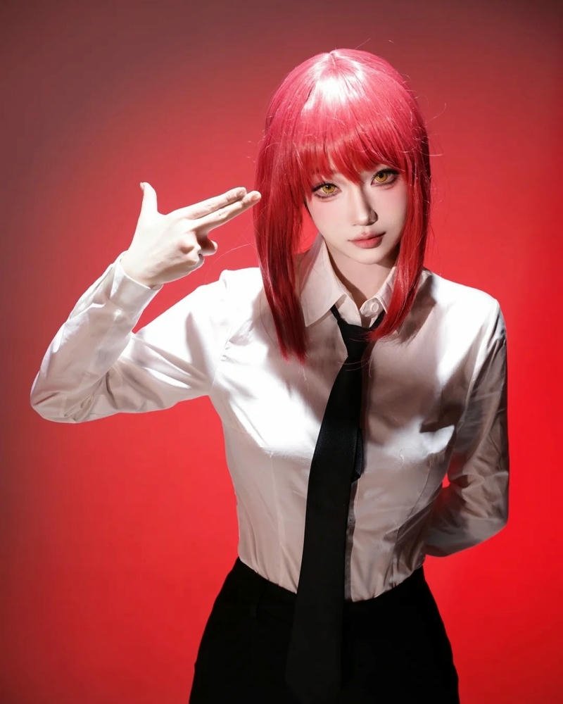 Phong cách Makima cosplay tạo dáng tự nhiên ấn tượng