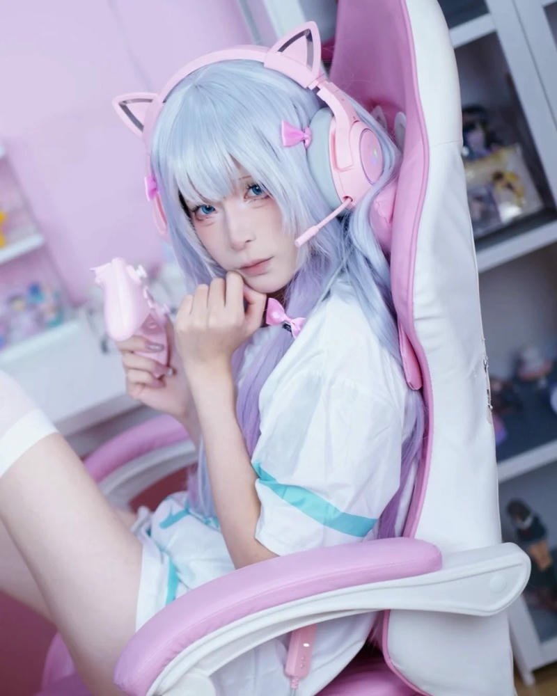 Sagiri cosplay biểu lộ cảm xúc đầy chiều sâu