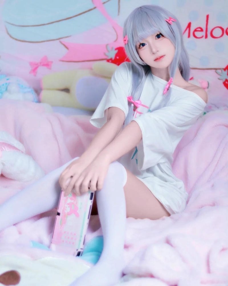 Sagiri cosplay tạo dáng mềm mại đầy tinh tế