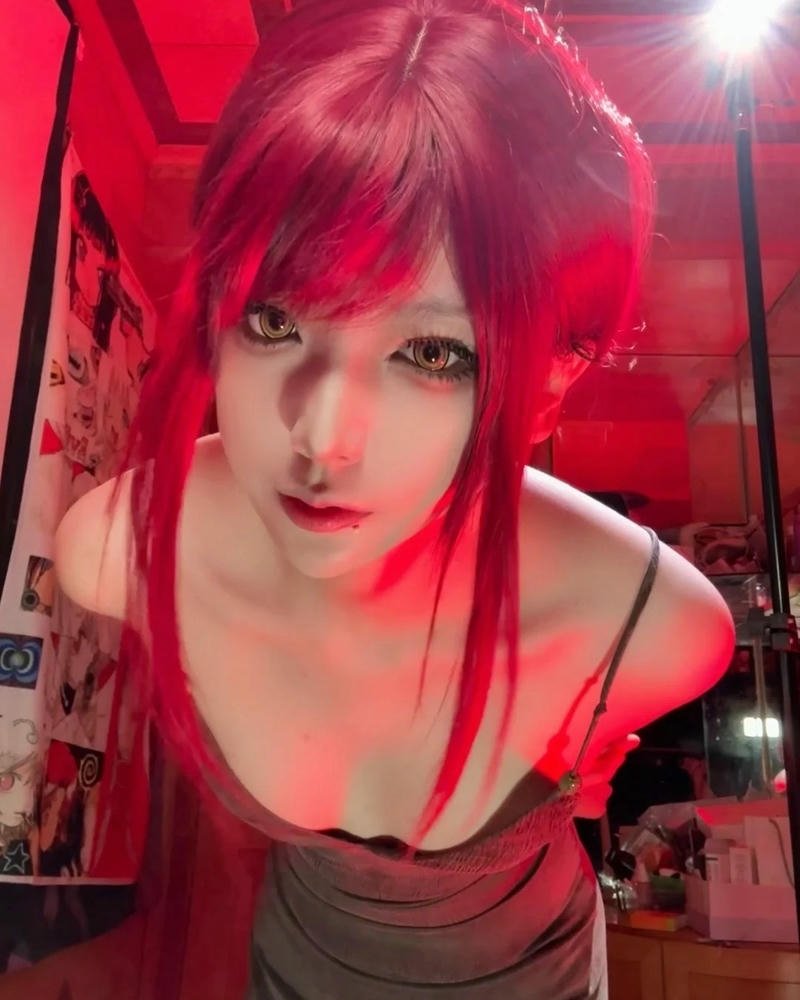 Tạo dáng Makima cosplay phong thái tự tin ấn tượng