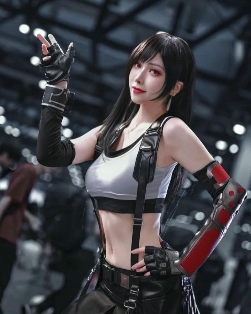 Tifa cosplay thể hiện khí chất tự tin và sắc nét