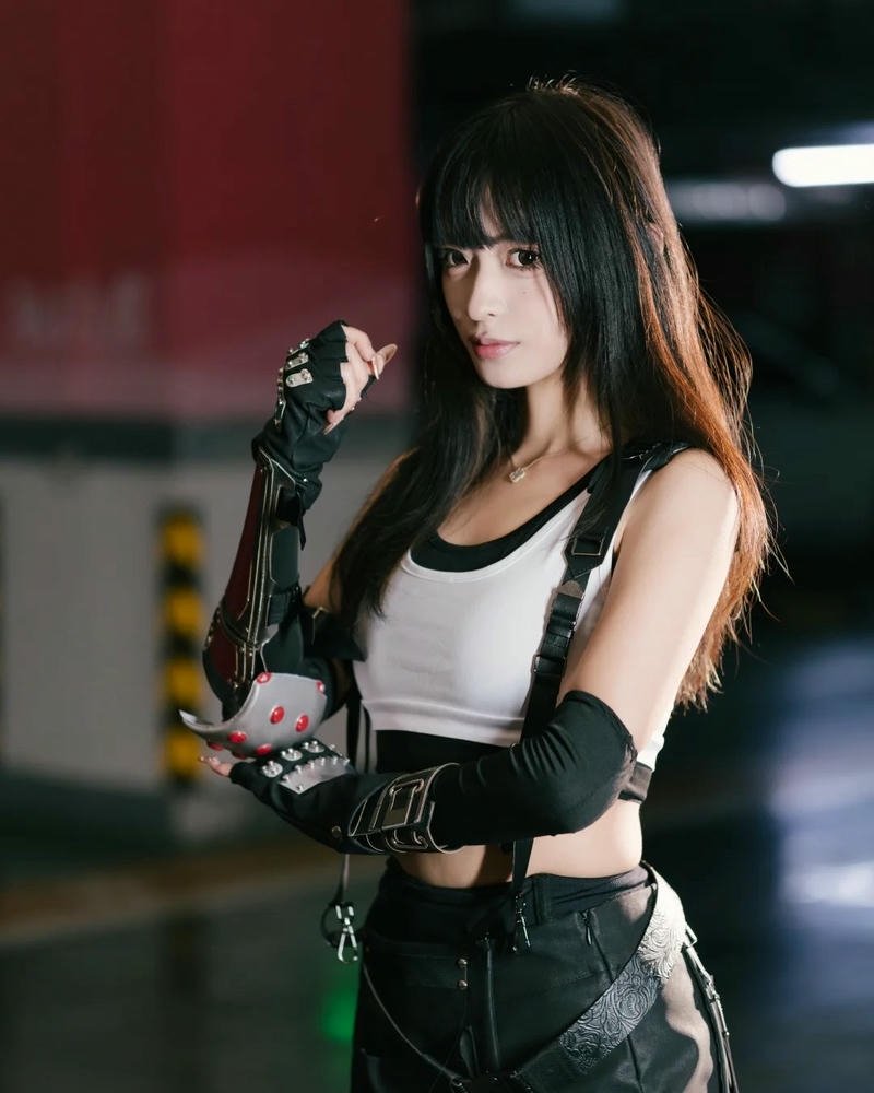 Tifa cosplay thể hiện thần thái sắc sảo đầy lôi cuốn