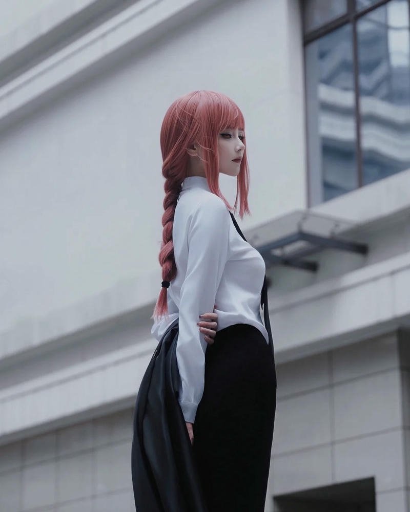 Trang phục hóa thân Makima thể hiện thần thái đặc biệt