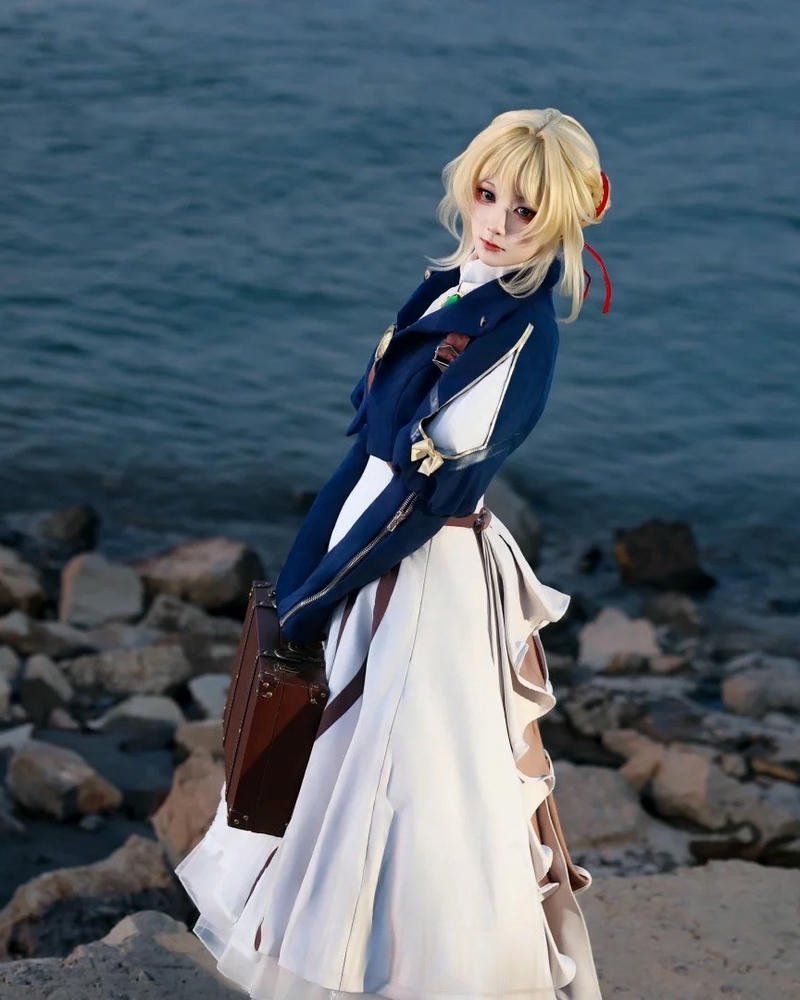 Violet Evergarden cosplay mang biểu cảm trầm lắng đầy cảm xúc