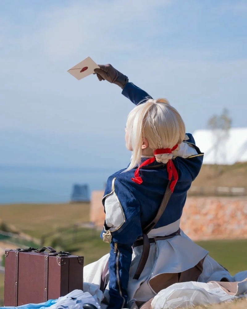 Violet Evergarden cosplay mang vẻ đẹp trong trẻo cuốn hút