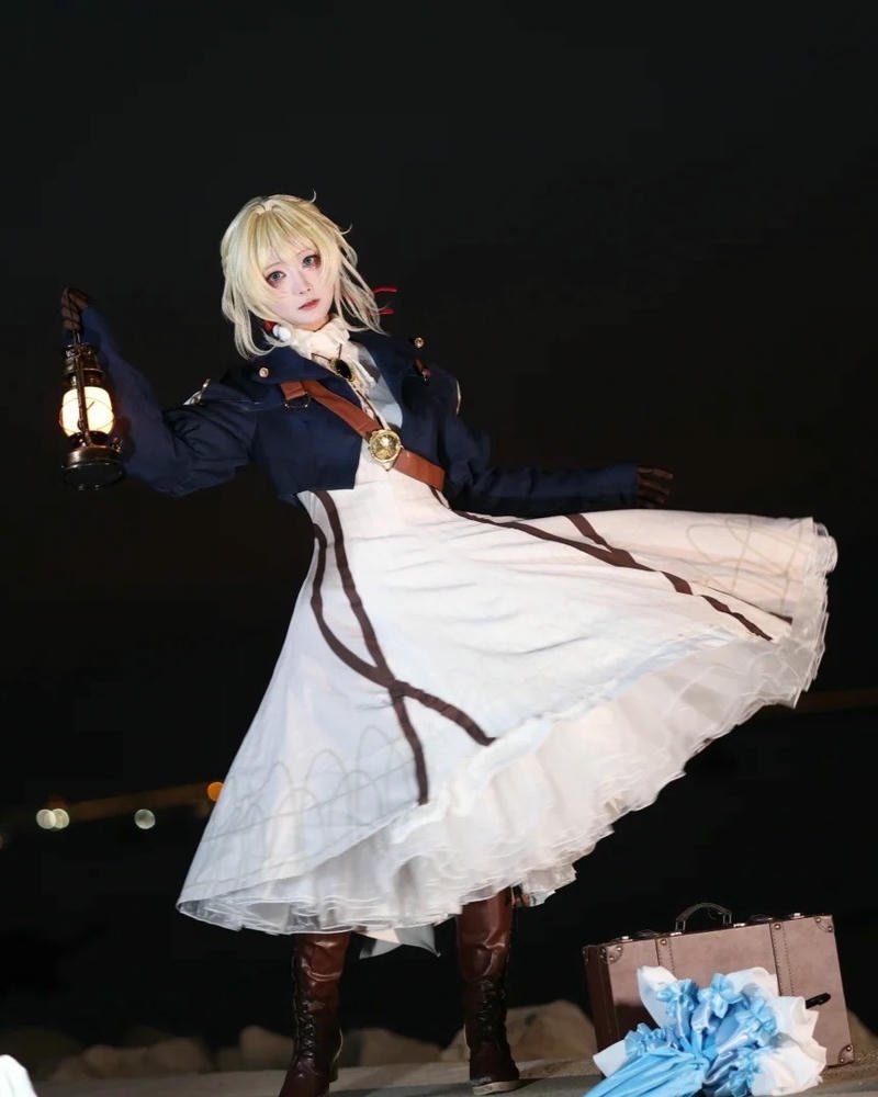 Violet Evergarden cosplay mang vẻ dịu dàng tinh tế