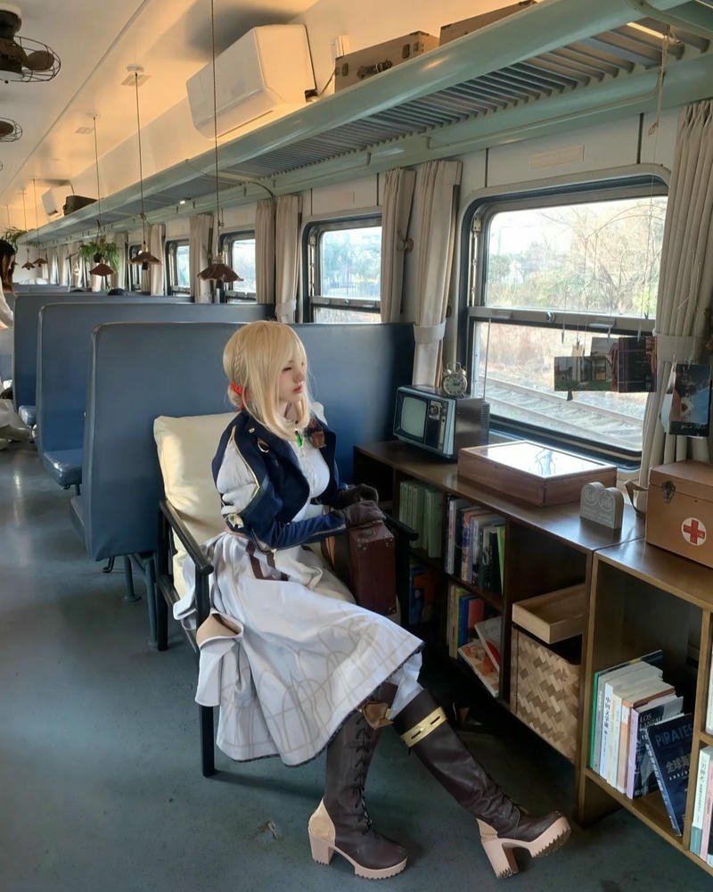 Violet Evergarden cosplay nổi bật với khí chất thanh lịch
