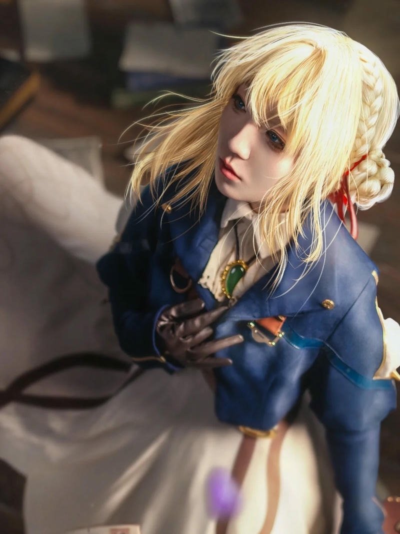 Violet Evergarden cosplay nổi bật với vẻ đẹp nhẹ nhàng