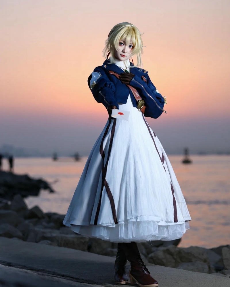 Violet Evergarden cosplay tạo ấn tượng với vẻ thanh tao