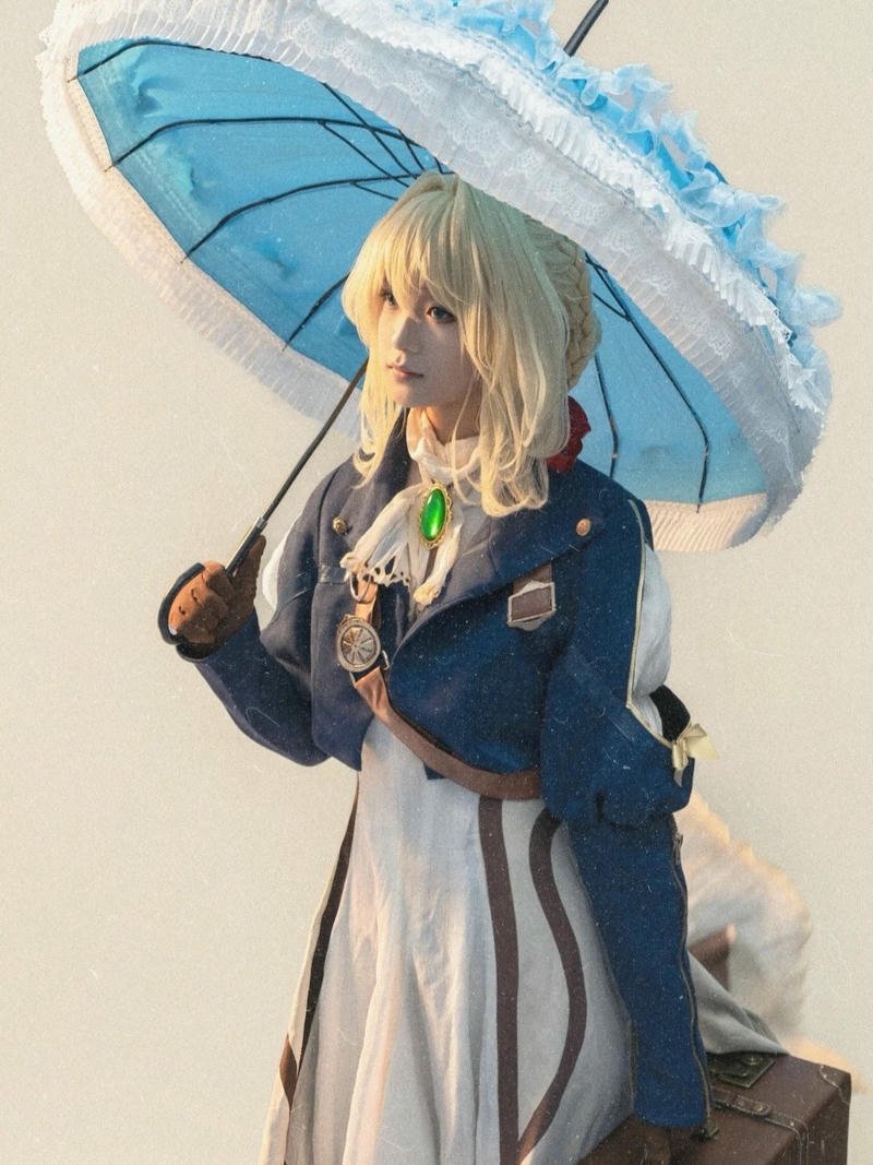 Violet Evergarden cosplay thể hiện nét mềm mại đầy tinh tế