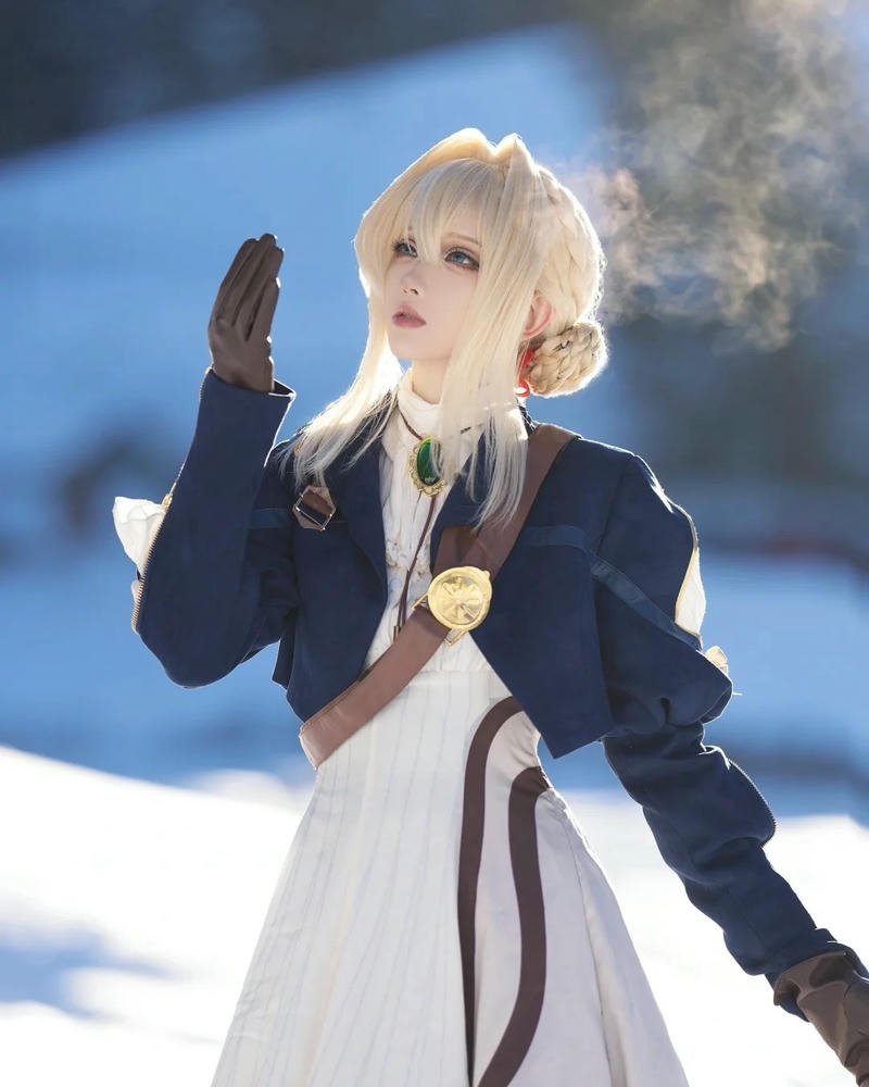 Violet Evergarden cosplay thể hiện phong cách trầm lắng riêng