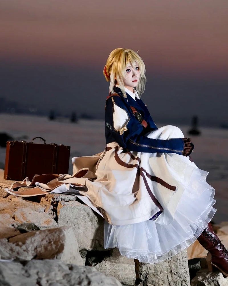 Violet Evergarden cosplay thể hiện phong thái dịu dàng đặc trưng