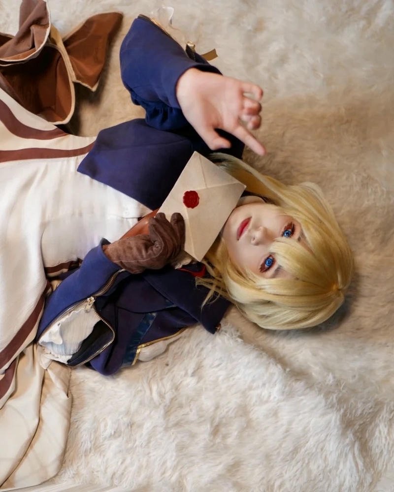 Violet Evergarden cosplay thể hiện thần thái sâu lắng riêng