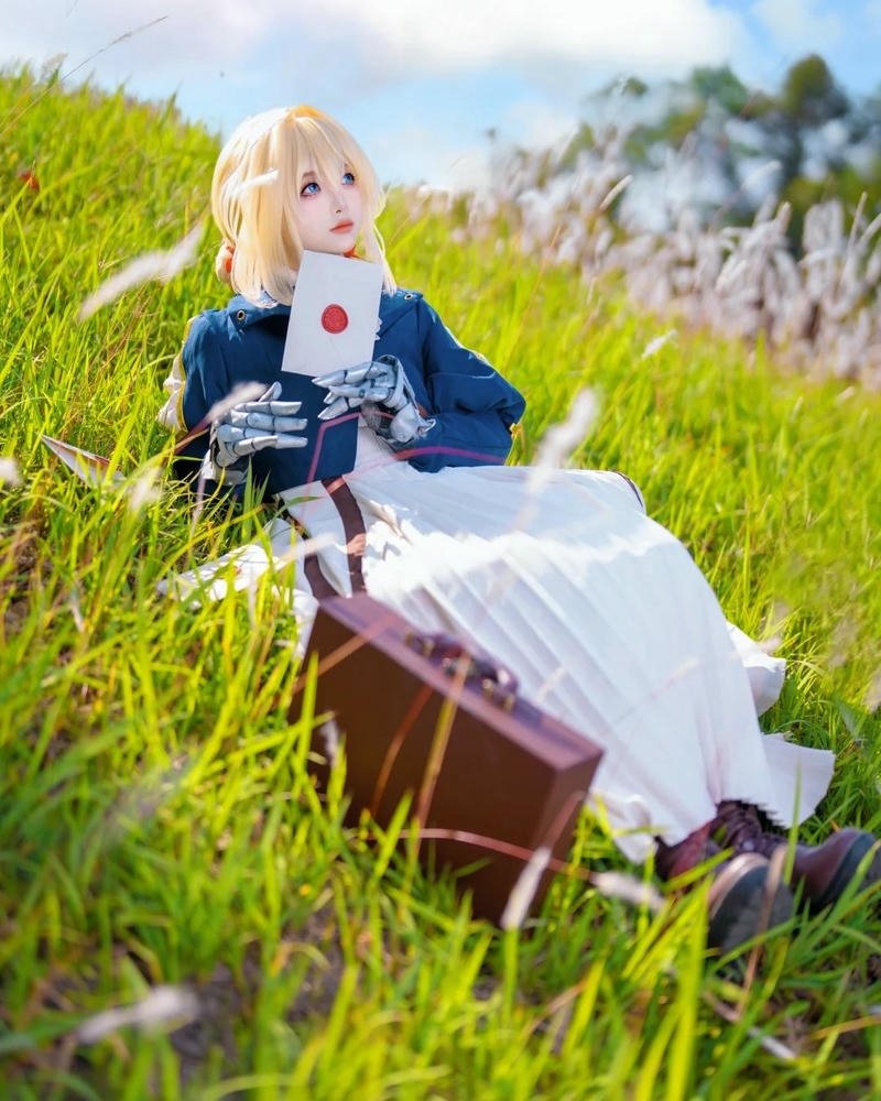 Violet Evergarden cosplay thể hiện thần thái thanh lịch rõ