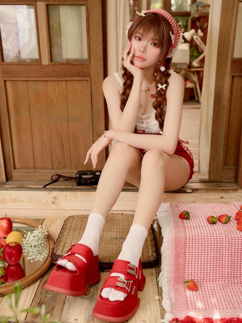 Zinie quỳnh cosplay ánh nhìn cuốn hút đầy tự tin