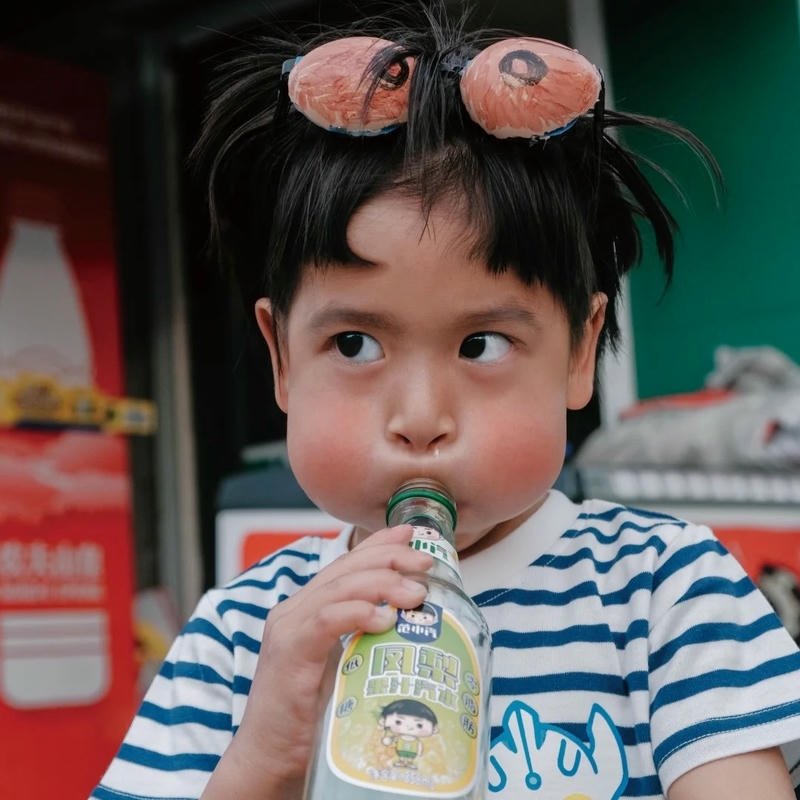 Ảnh em bé hài tạo cảm giác vui vẻ và giải trí nhẹ nhàng