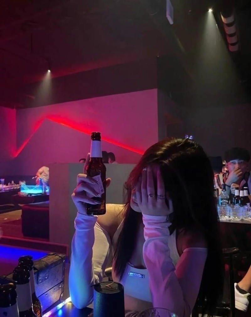 Ảnh gái xinh đi bar tạo dáng bên quầy bar