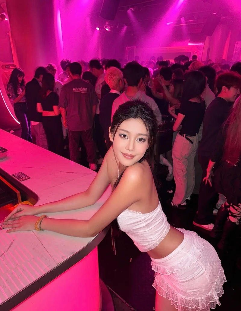 Ảnh gái xinh đi bar trong không gian nightlife hiện đại