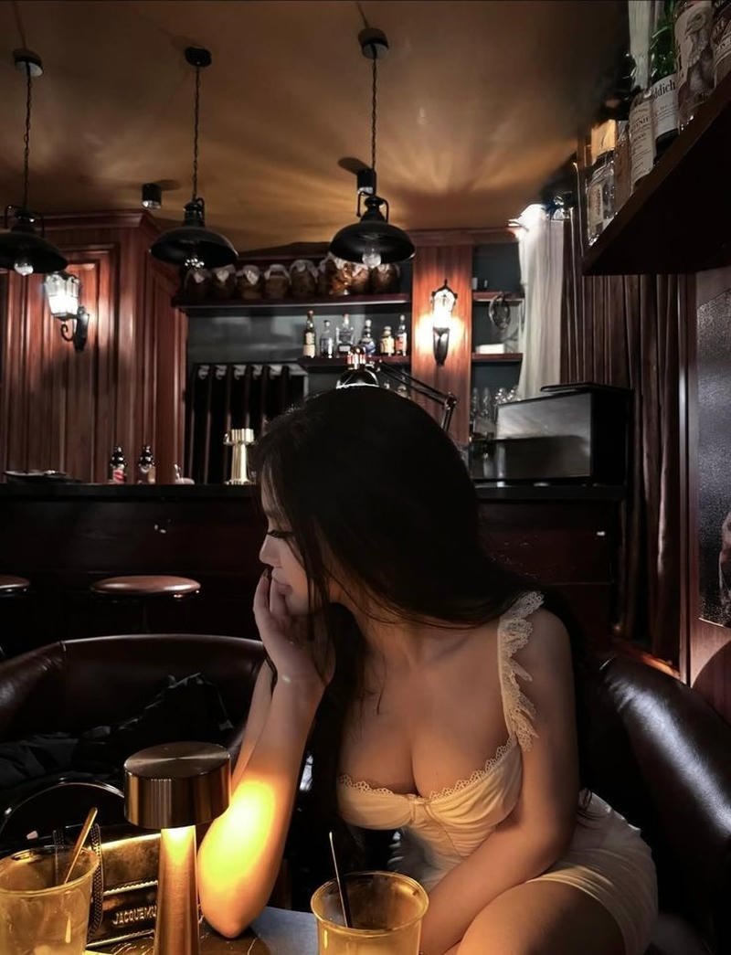 Ảnh gái xinh đi bar trong khung cảnh club đông người