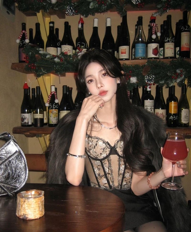 Ảnh gái xinh đi bar với ánh đèn neon rực rỡ