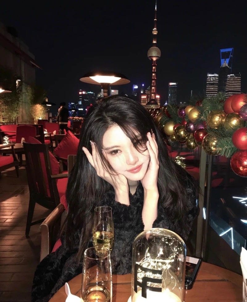 Ảnh gái xinh đi bar với outfit thời trang cá tính