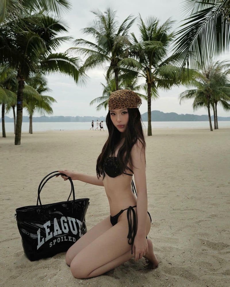 Ảnh gái xinh mlem đứng cạnh background thành phố