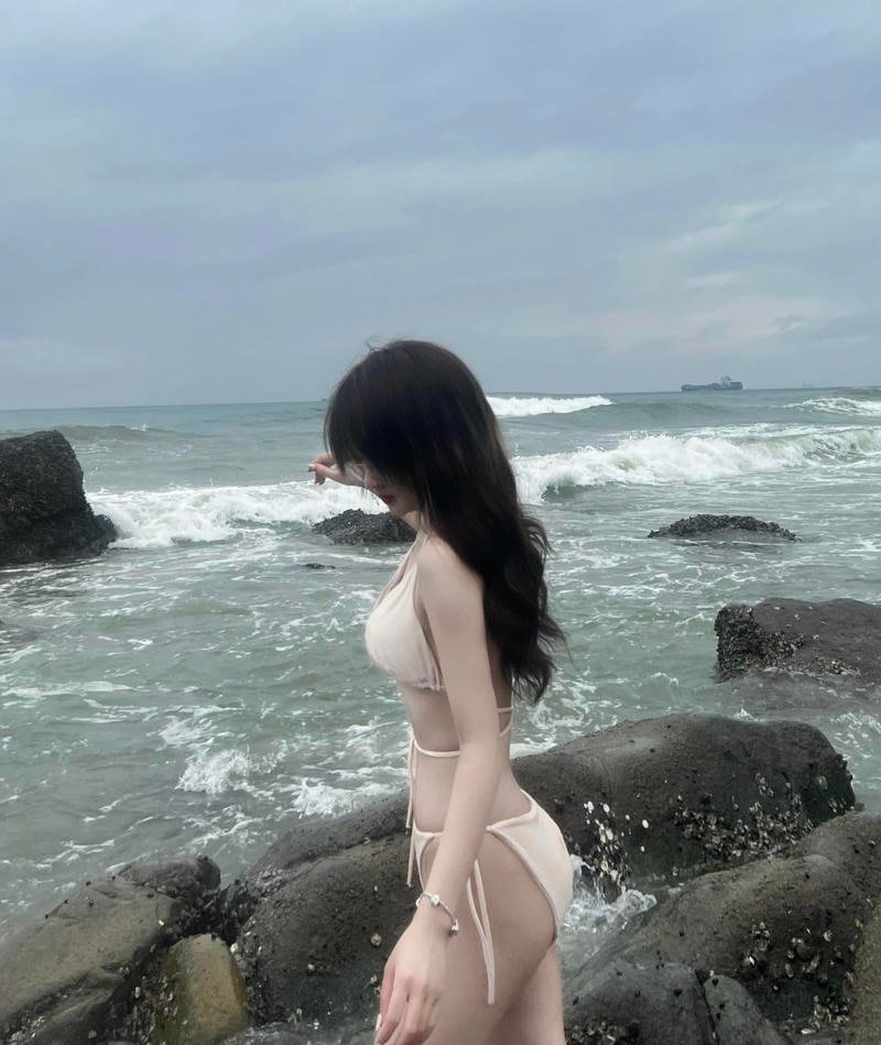 Ánh nhìn cuốn hút của bikini gấm kami quyến rũ