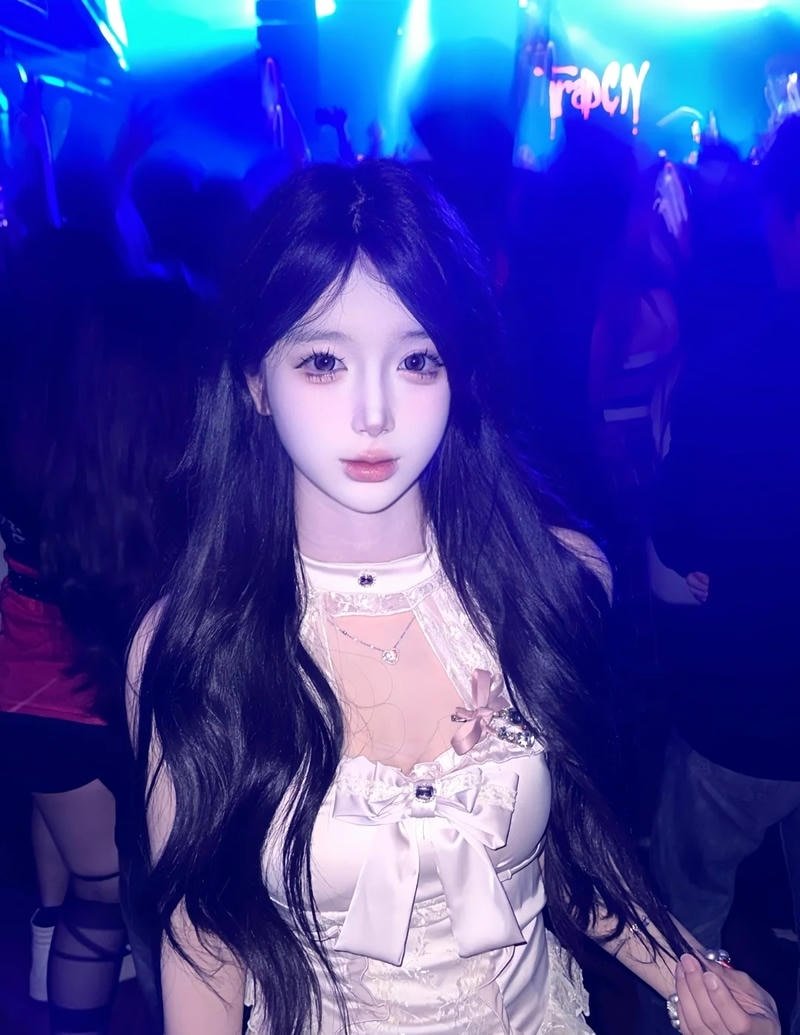 Ánh nhìn cuốn hút trong khung cảnh bar sôi động