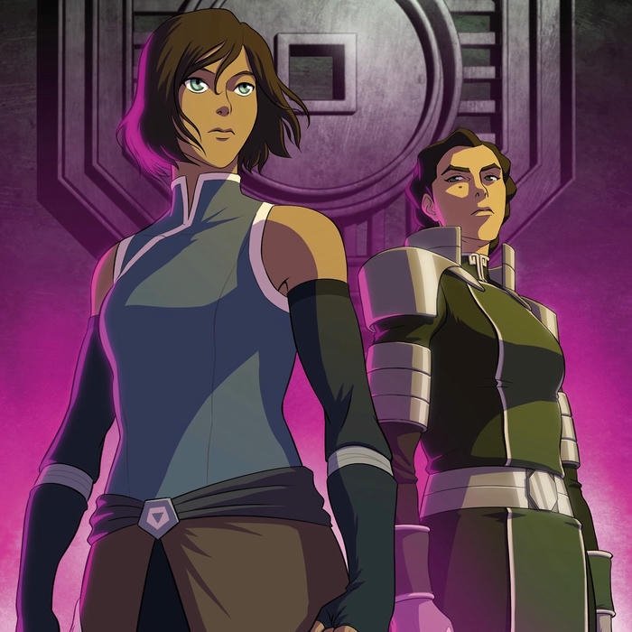 Avatar Korra đứng cạnh một nữ chiến binh trong bộ giáp sắt