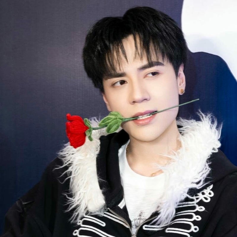 Avatar Quang Hùng Master đi tạo cảm giác cuốn hút qua biểu cảm tự nhiên