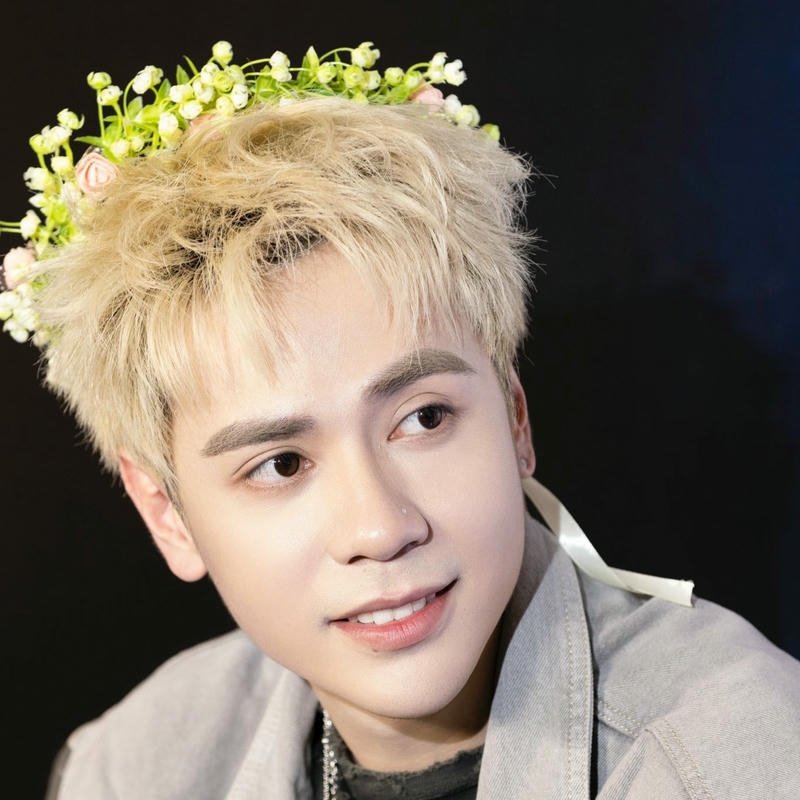 Avatar hình Quang Hùng Master đi thể hiện thần thái nổi bật rõ nét