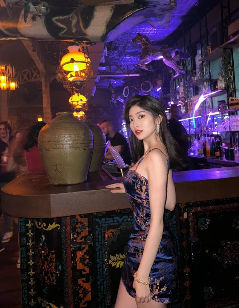 Cô gái trẻ hòa mình vào không khí bar sôi động