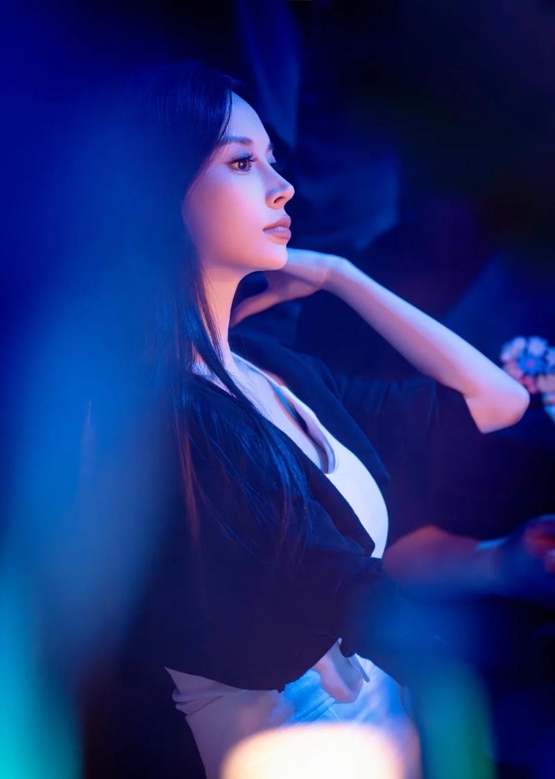 Cô gái trẻ tạo dáng giữa sàn nhảy đông người