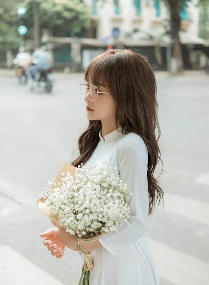 Cô nàng tạo dáng tự nhiên với outfit bikini