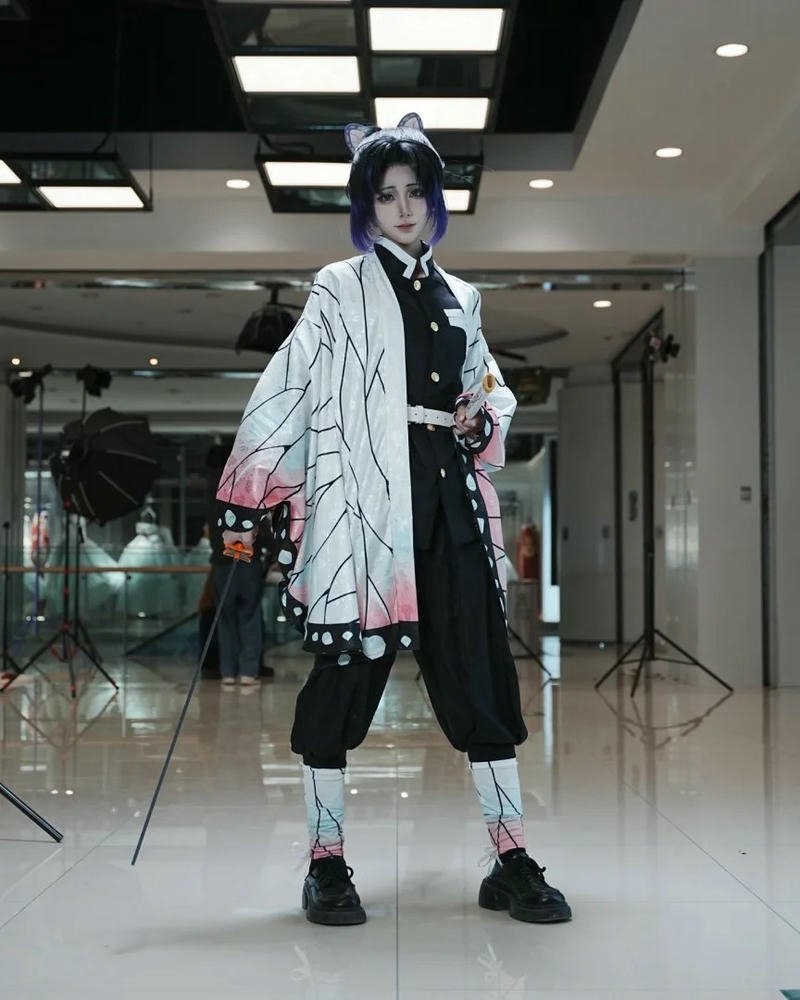 Cô nàng thể hiện Shinobu với thần thái cuốn hút