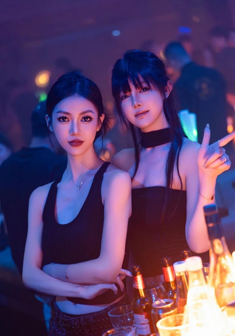 Concept nightlife với gái xinh nổi bật trong đám đông