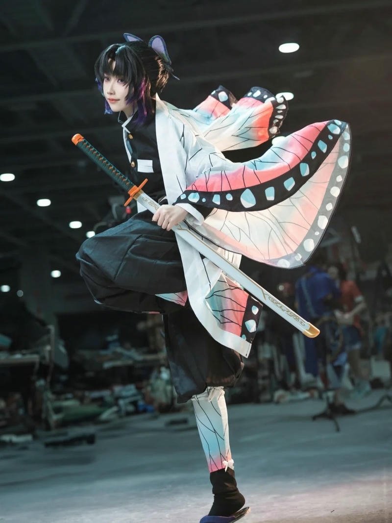 Cosplay Shinobu ánh mắt sắc nét đầy cảm xúc