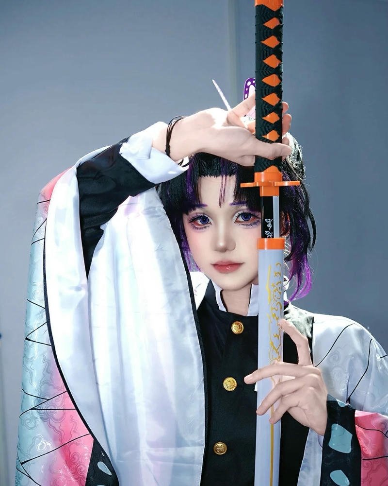 Cosplay Shinobu ánh nhìn dịu nhẹ giàu chiều sâu