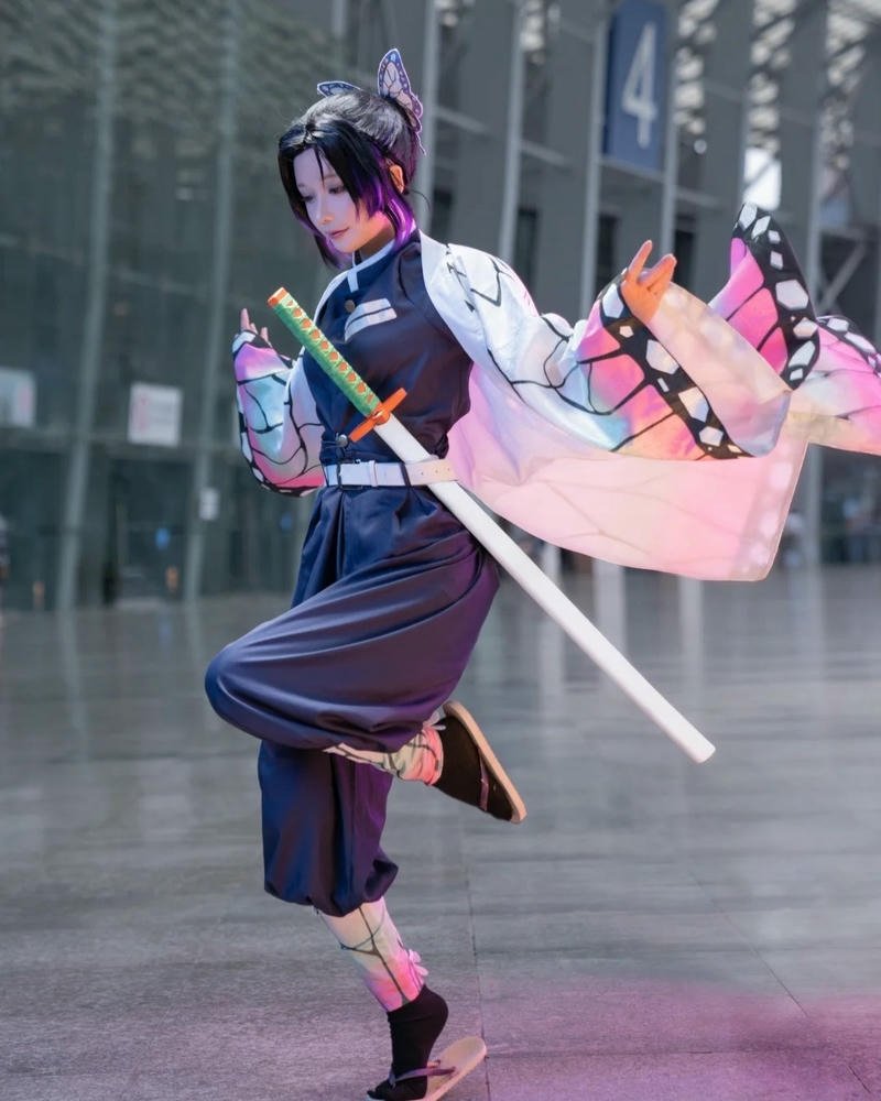 Cosplay Shinobu biểu lộ cảm xúc tinh tế cuốn hút