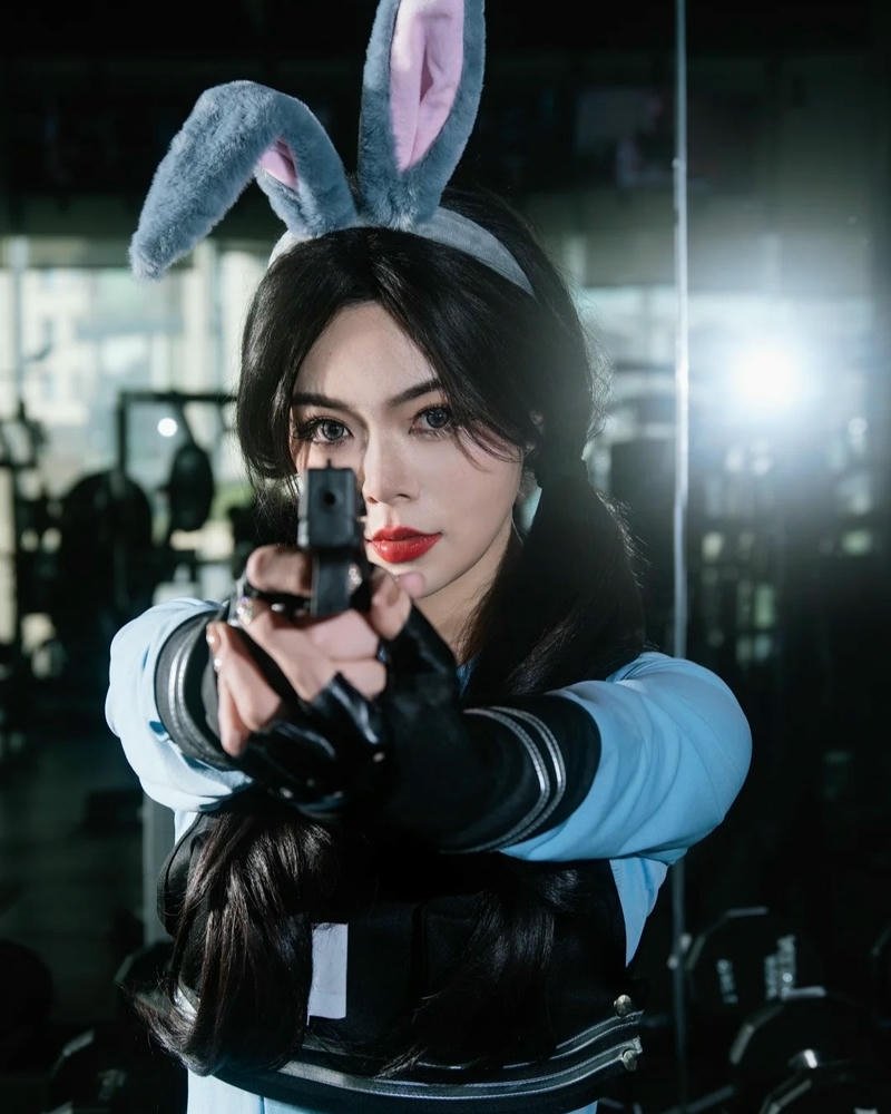 Cosplay cảnh sát cuốn hút với thần thái mạnh mẽ nổi bật