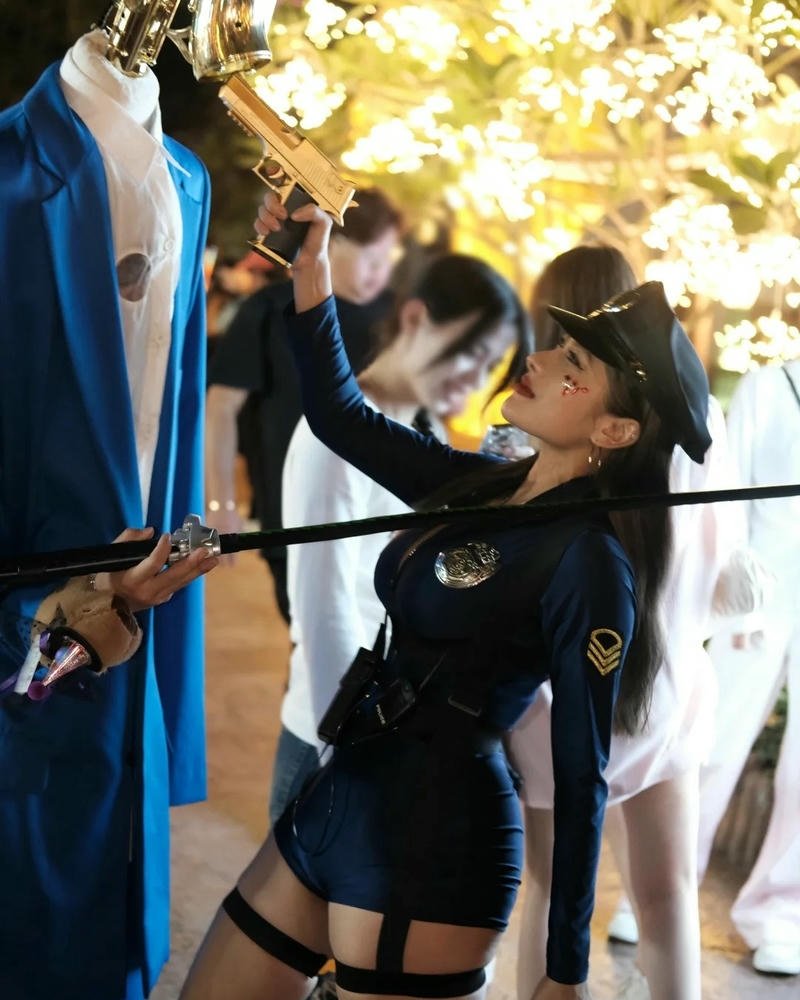 Cosplay cảnh sát hiện đại mang phong cách mạnh mẽ tự nhiên