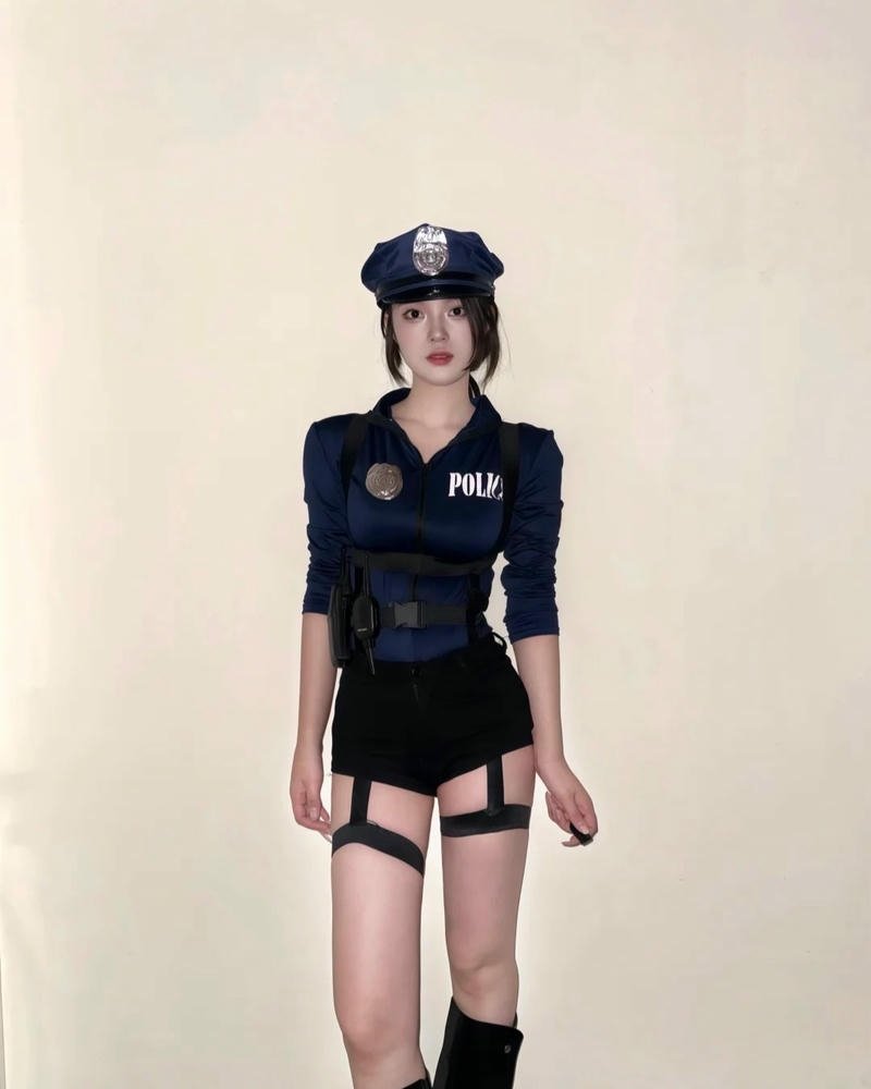 Cosplay cảnh sát hiện đại với thần thái cuốn hút tự nhiên