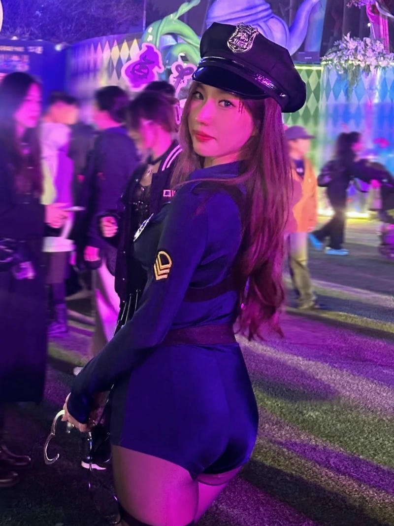 Cosplay cảnh sát năng động thể hiện phong cách trẻ trung hiện đại