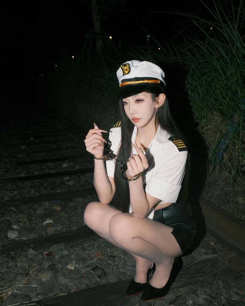 Cosplay cảnh sát phá cách với biểu cảm mạnh mẽ cuốn hút