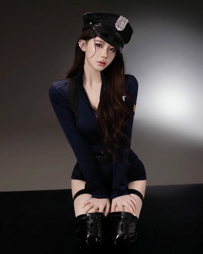 Cosplay cảnh sát quyến rũ với thần thái tự tin nổi bật