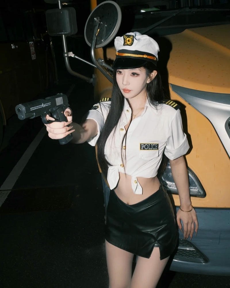 Cosplay cảnh sát thời trang với phong thái đầy tự tin