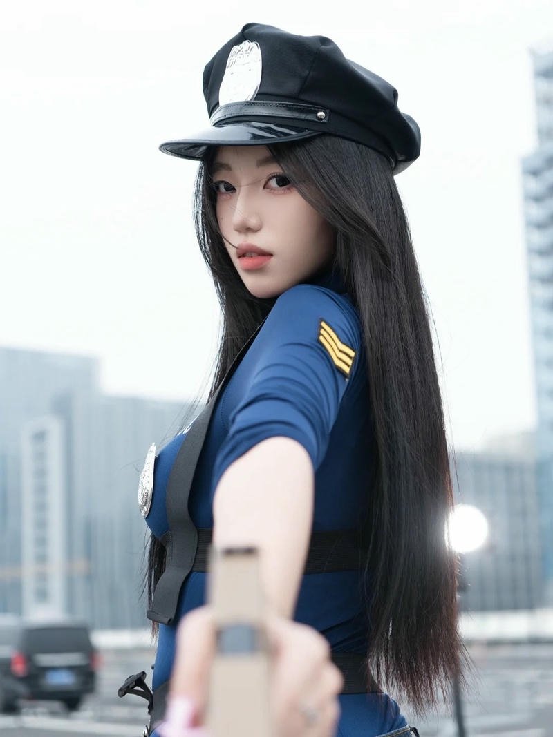 Cosplay cảnh sát thu hút với tạo hình chuẩn chỉnh hài hòa