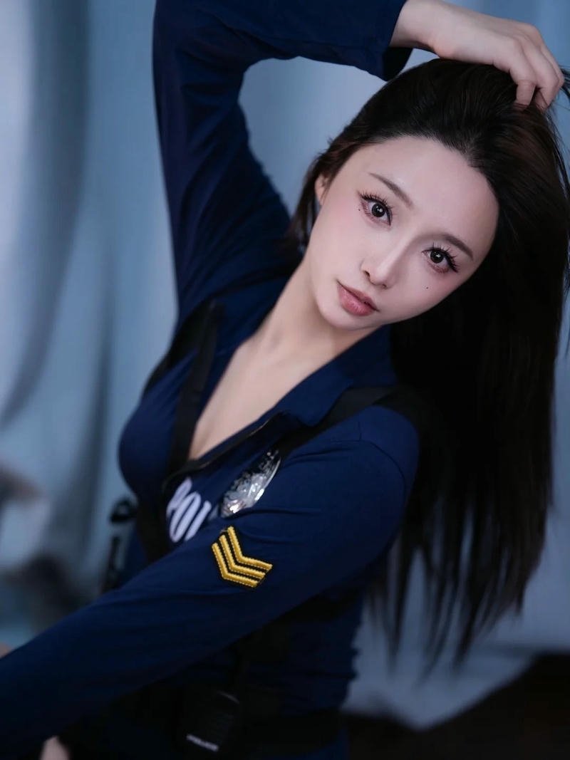 Cosplay cảnh sát tinh tế với biểu cảm thu hút ánh nhìn